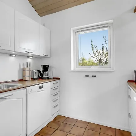 2 Bedroom Beautiful In Strøby Ladeplads