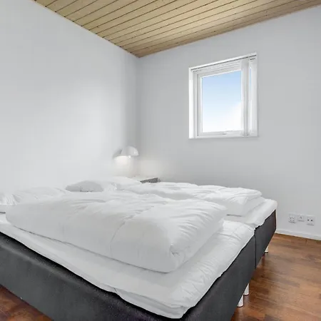 2 Bedroom Beautiful In * Strøby Ladeplads