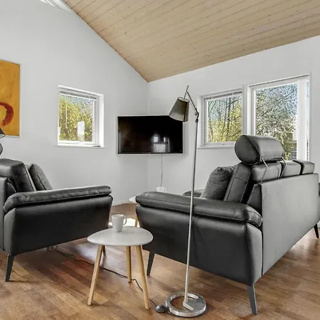 2 Bedroom Beautiful In Prázdninový dům