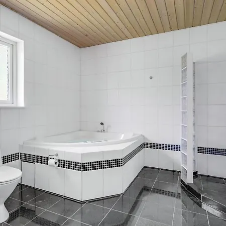 2 Bedroom Beautiful In Strøby Ladeplads
